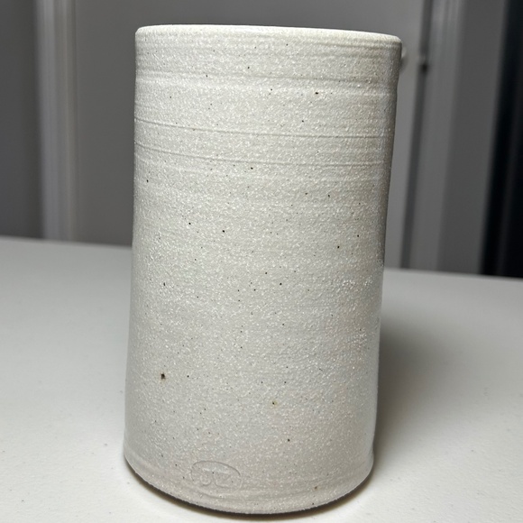 Salmon Falls Stoneware Blueberry Basket Crock Vase - Picture 3 of 8